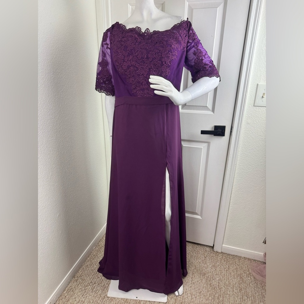 Pomuyyo Elegant Purple Lace Evening Gown Size 18W.  C25